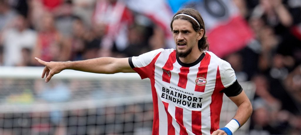 埃因霍温新闻发布会 | 博斯称赞亚雷克的拼劲与谦逊